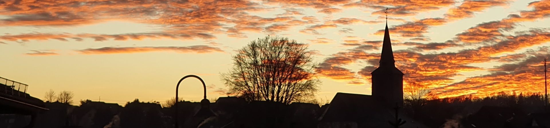 Wolkenhimmel über der Kirche